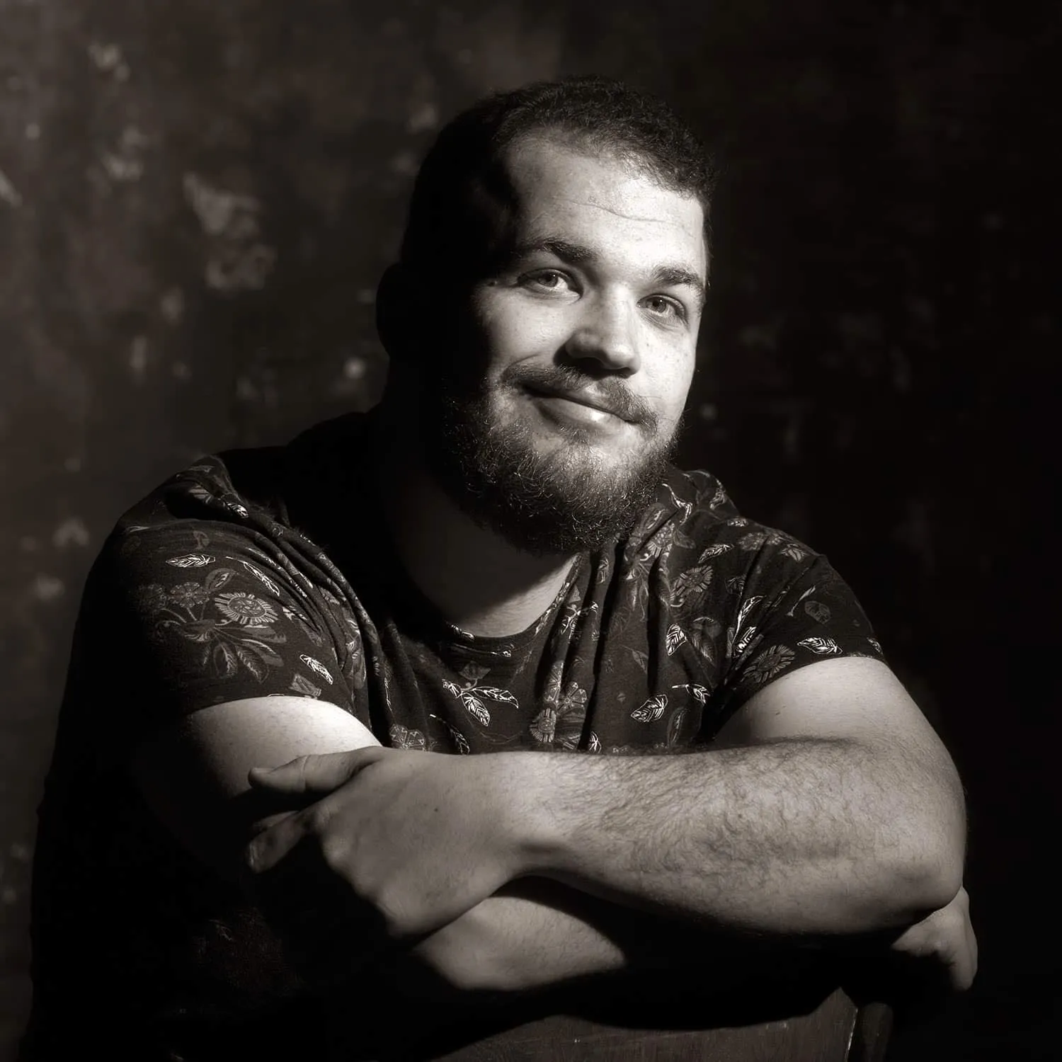Portrait noir et blanc de Thibaut Lab, bras croisés, regard caméra, ambiance studio.