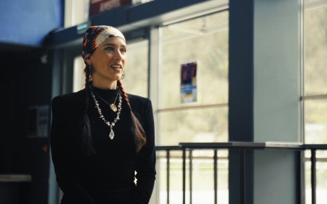 Vidéo de La Chica à La Rodia à Besançon, capturant des moments intimes de son univers musical unique. La Chica joue du piano et des claviers, mélangeant des influences classiques comme Debussy avec des nappes de synthés analogiques. L'émotion brute de l'artiste transparaît à travers des extraits visuels, révélant une introspection poétique et une capacité à casser les codes établis. Vidéo filmée par Thibaut LAB pour les réseaux sociaux, illustrant la fusion sonore et l'originalité de La Chica pendant sa semaine de résidence.